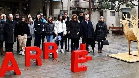 Els alumnes de l'escola Leandre Cristòfol de Lleida al costat d'una de les obres del projecte 'Artèria'