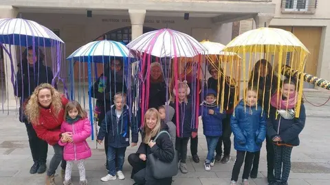 Acció 'Dit i explicat' a l'exterior de la Biblioteca Comarcal de Tàrrega