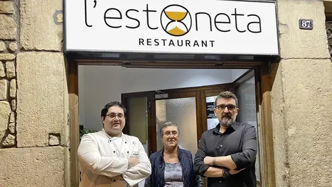 Josep Maria Pons, Encarna Calafell i Santi Aubach, a la porta de L&#39;Estoneta