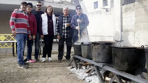 Veïns de Camarasa al costat de les olles del ranxo