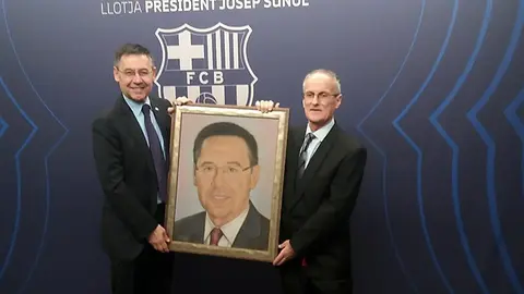 Josep Maria Bertomeu rep el retrat de mans de Robert Pérez