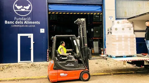 Descarregant els productes de La Piamontesa al Banc d'Aliments de Lleida