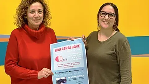 La regidora Maricel Viladoms, amb la responsalbe de l'Oficina Jove de les Garrigues, Íngrid Florejachs, presentant el projecte Qda't