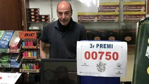 Josep Saló en el seu establiment a Mollerussa