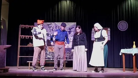 El grup de teatre de Fondarella preparant l'estrena
