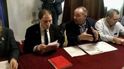 Manel Ezquerra parla amb el Subdelegat durant la reunió