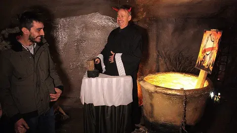 La caldera de Pere Botero del Pessebre Vivent de Linyola amb un jutge del Tribunal Suprem