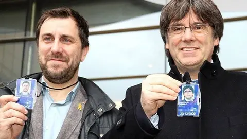 Pla mitjà de Carles Puigdemont i Toni Comín davant el Parlament Europeu a Brussel·les amb l'acreditació com a eurodiputats a la mà, el 20 de desembre del 2019. (Horitzontal)