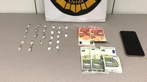 Imatge dels embolcalls d'heroïna i cocaïna intervinguts per la Guàrdia Urbana de Lleida al detingut, el 2 de gener del 2020. (Vertical)
