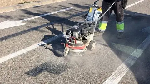 Els operaris renoven la senyalització a Alcarràs