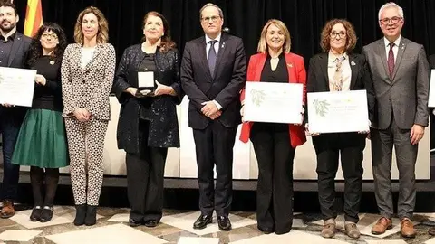 Quim Torra, i Àngels Chacón, amb els premiats a l'acte de lliurament dels Guardons del Turisme de Catalunya
