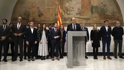 Declaració del president del Govern, Quim Torra, a Palau amb l'executiu, Roger Torrent, membres de la Mesa i de JxCat, ERC i CUP, el 10 de gener de 2020 (Horitzontal)