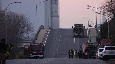 Pla general de l'entrada a la planta d'IQOXE a la Canonja, amb diversos camions de Bombers entrant i sortint. Imatge del 15 de gener del 2020 (horitzontal)