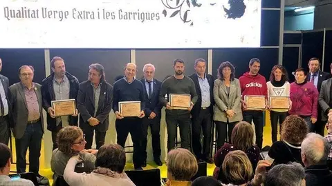 Els responsables dels millors olis, guardonats en la Fira de l'Oli de les Borges Blanques