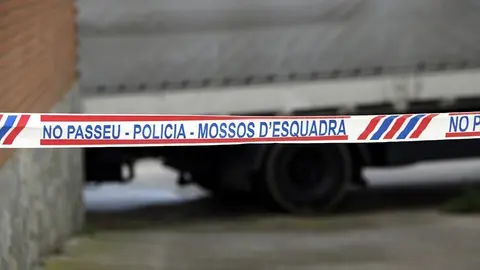 Cinta policial al carrer de Vilanova de la Barca on han disparat un camioner