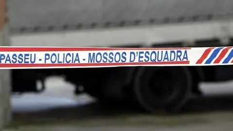 La cinta policial al carrer de Vilanova de la Barca on han disparat un camioner