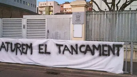 Pancarta penjada a l&#39;escola Àngel Guimerà de Balaguer contra el tancament del centre educatiu