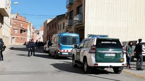 Mossos d'Esquadra i Guàrdia Civil davant d'un edifici del carrer Sant Jordi de Rosselló