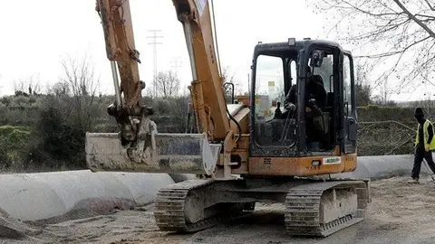 Una excavadora fent feines a un tram del Canal Principal a Les Borges Blanques