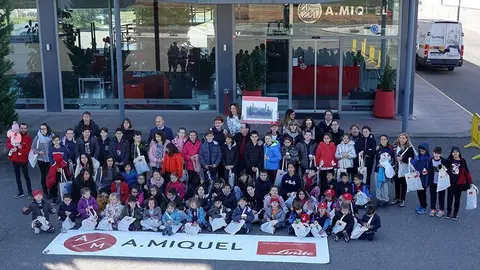 Visita dels alumnes de l'escola El Timó de Sidamon a Tallers A. Miquel