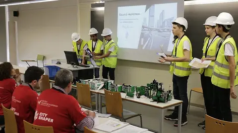 Equip d&#39;estudiants que presenta els seu projecte davant el jurat a la First Lego League de Lleida