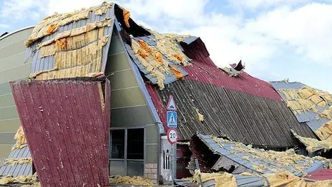 El pavelló poliesportiu de Cervera amb part de la coberta arrencada pel vent