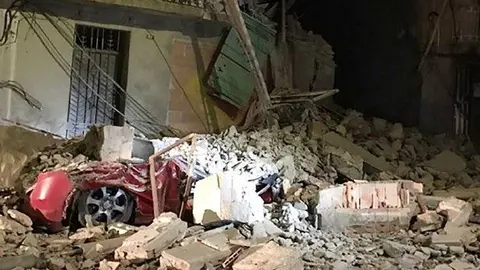 La casa que s&#39;ha esfondrat a Bellpuig i del vehicle que ha quedat sepultat per la runa