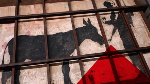 El tros del mur amb l'obra de Banksy - CaixaForum Lleida
