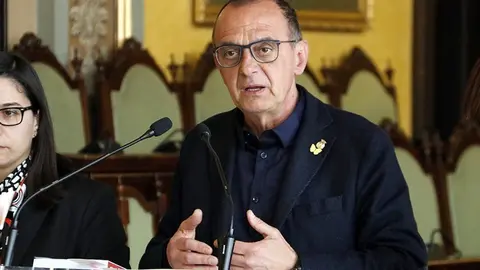 Pla tancat de l'alcalde de Lleida, Miquel Pueyo, explicant quines suspensions i tancaments es faran com a prevenció pel coronavirus. Imatge del 12 de març de 2020. (Horitzontal)