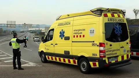 Control d'accés a Igualada amb una ambulància entrant a la zona