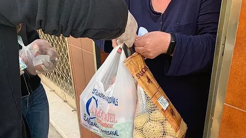 Joves voluntaris del Poal fan les compres de la gent gran