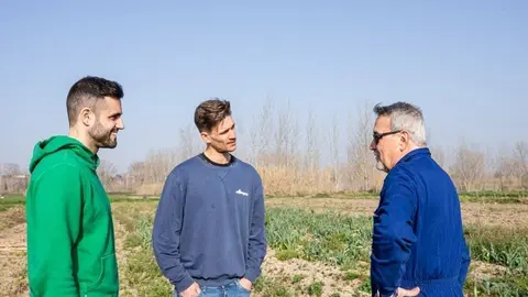 L'equip d'Imperfectus amb en Ramon, el pagès que els vengué 10.000 porros-1