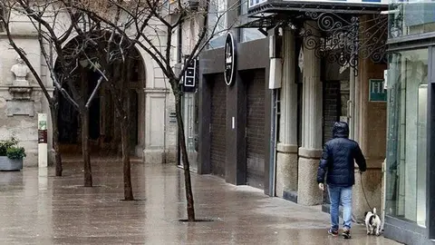 Imatge de l'Eix Comercial de Lleida, primer laborable de confinament