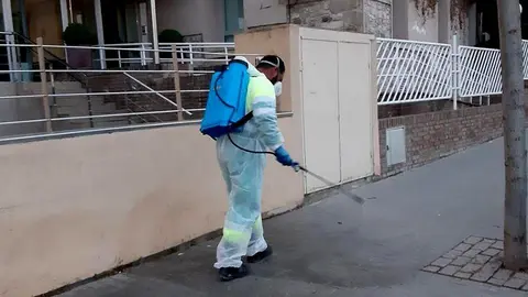 Treballs de desinfecció als espais públics de Balaguer