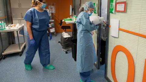 Una professional sanitària entra en una habitació ocupada per un positiu per coronavirus