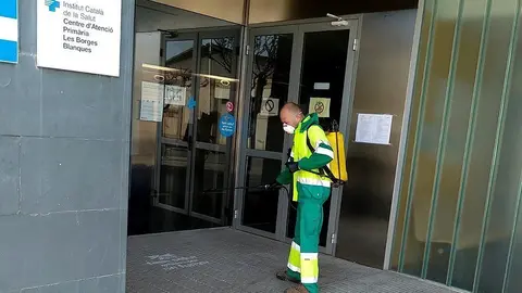 La brigada municipal de les Borges desinfecta l'entorn del CAP de la població