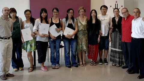 Zhao Mon és la primera noia xinesa a
l'esquerra, amb professorat de la facultat de Lletres