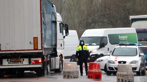 Pla general del control d'accés a Igualada. Imatge del 16 de març del 2020. (Horitzontal)