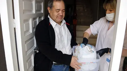 Repartiment de menjar preparat a domicili a Mollerussa