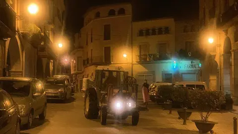Els pagesos voluntaris duent a terme la desinfecció general dels carrers de les Borges