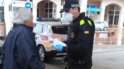 La Policia Local de Tàrrega lliura una mascareta a una persona gran