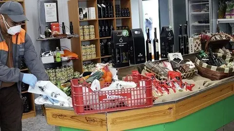 Un treballador prepara una comanda en l'agrobotiga d'Alcanó
