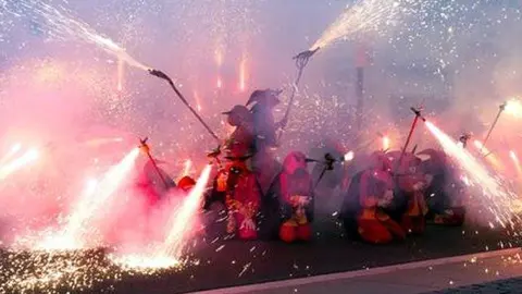 Pla general del correfoc de la Festa Major de Lleida, una de les activitats programades. El 12 de maig de 2019. (Horitzontal)