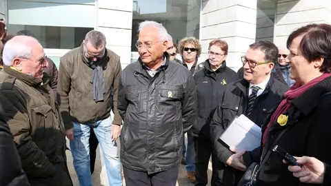 El veí de la Mariola, Enric Sirvent, parla amb algunes de les persones que han anat a donar-li suport, a la sortida de la declaració al jutjat d'instrucció 4 de Lleida. Imatge del 20 de febrer de 2019. (Horitzontal)