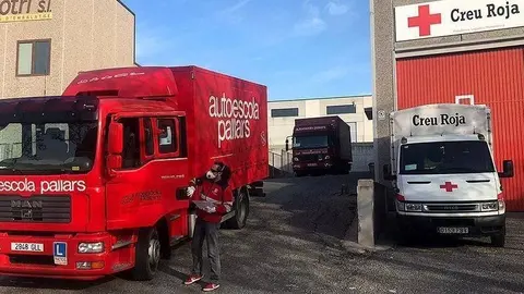 Un vehicle d'autoescola fent el transport per Creu Roja