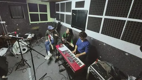 Adrià García, Joana Jové i Gerard Català preparant el tema al seu local 2