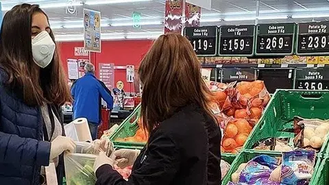 Voluntaries fan les compres per les persones que no poden sortir a Linyola Portada