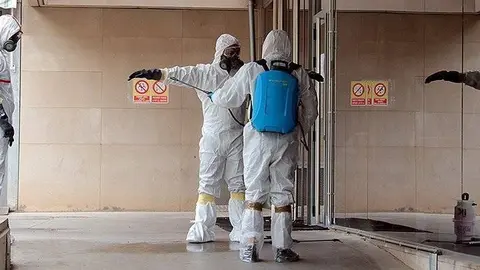 Els treballs de desinfecció per preparar l'inici de l'activitat
