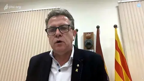 Pla mitjà del president de la Diputació de Lleida, Joan Talarn, durant la roda de premsa telemàtica per donar a conèixer el pla de xoc per avançar liquiditat als ens locals lleidatans davant la crisi del coronavirus, el 16 d'abril del 2020. (Horitzontal)