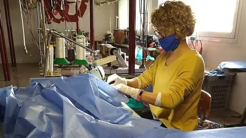 Elena Gispert amb la màquina adaptada a la confecció sanitària